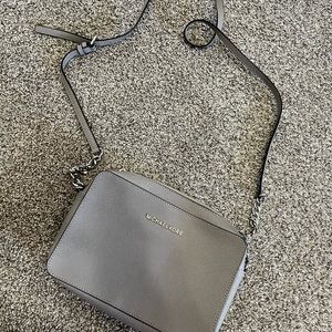 Michael Kors Crossbody purse ! Great Condition Worn Once!